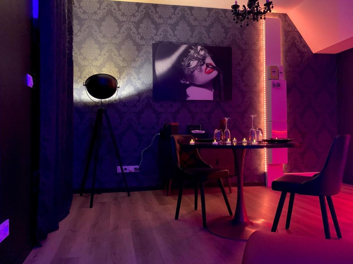 Love Room Avec Jacuzzi Prive Bonnetable Exterior photo